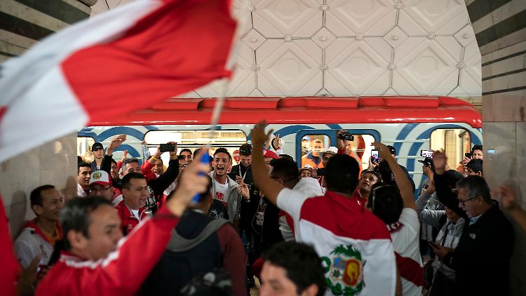 Die peruanischen Fans feiern ohnehin - da sind sie in der U-Bahn nicht allein.