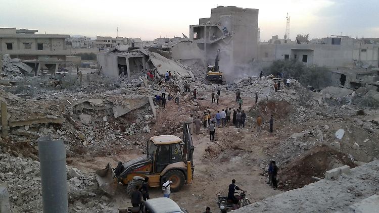 Im Kampf gegen den IS wird Syrien immer wieder von schweren Luftangriffen erschüttert. Wie hier im Nordwesten des Landes vor knapp zwei Wochen sterben dabei auch oft Zivilisten und Kinder.