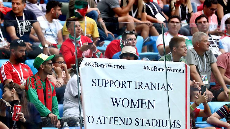 Sozialer Appell: "Unterstützt iranische Frauen, dass sie in Stadien gehen können".