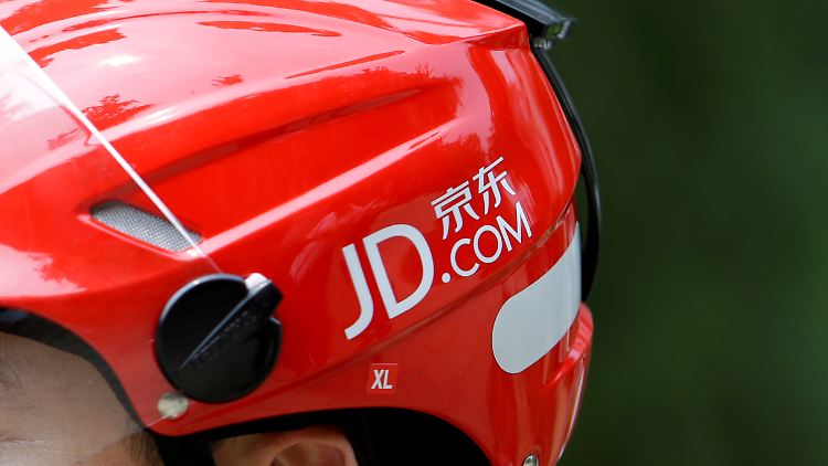 Online-Händler mit eigenem Lieferdienst: Das Logo von JD.com auf dem Helm eines Boten in Peking.