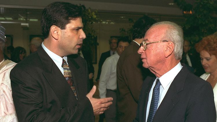 Mit dem Eintritt in die Regierung von Jitzchak Rabin ermöglichte Gonen Segev (links) die Fortsetzung des damaligen Friedensprozesses. 