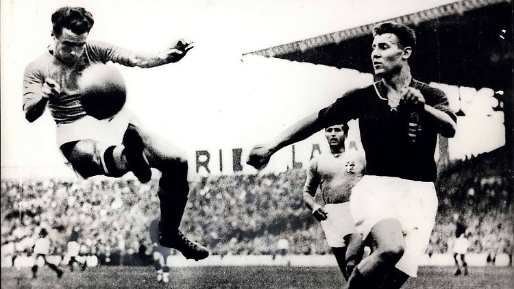 Italiens Alfredo Foni (l.) versucht sich im Finale an einem Fallrückzieher.