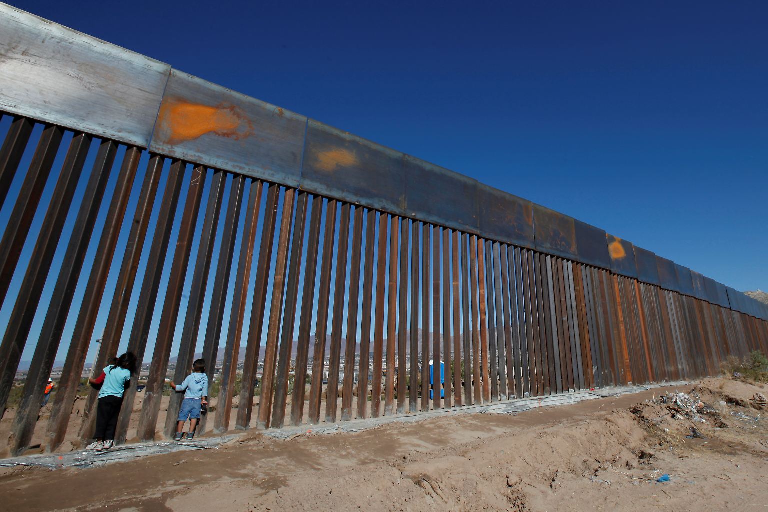 Seit Mai gilt in den USA eine "Null Toleranz"-Politik. Menschen, die über die mexikanische Grenze illegal ins Land kommen, werden wie Schwerkriminelle behandelt und ...