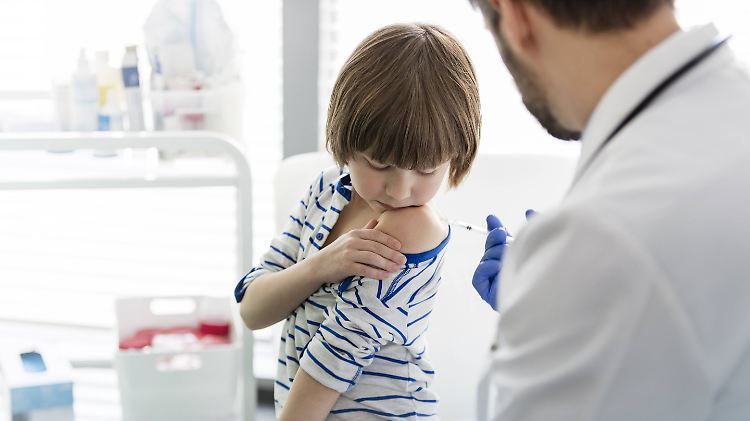 Nicht nur Mädchen, sondern auch Jungen profitieren von der Impfung gegen HP-Viren.