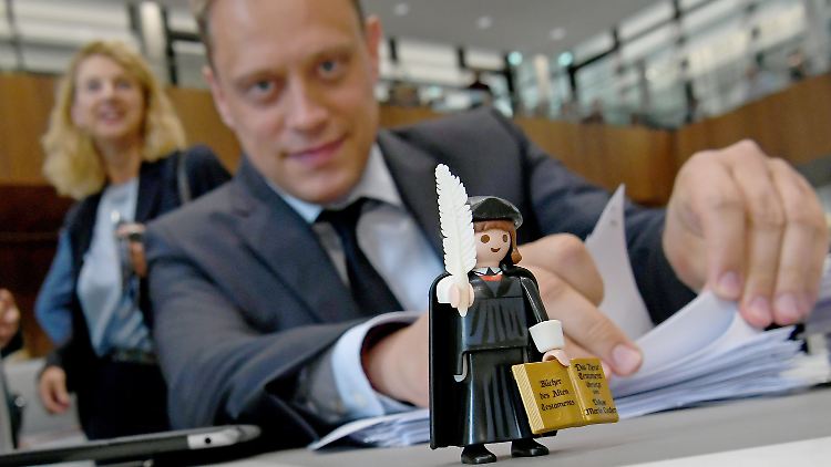 Beweisstück von Playmobil im Landtag: Befürworter verweisen darauf, dass der Reformationstag im Vergleich zu den Alternativvorschlägen "am breitesten in der Gesellschaft verankert" sei.  