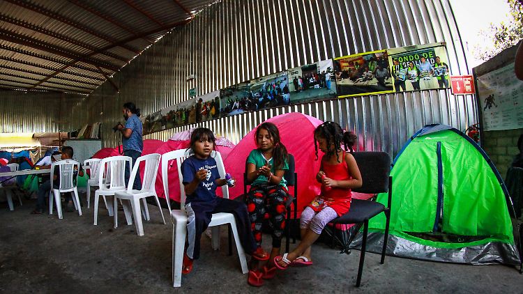 Tijuana, Mexiko: Kinder spielen mit Seifenblasen in einer Unterkunft in El Chaparral an der Grenze zu den USA.