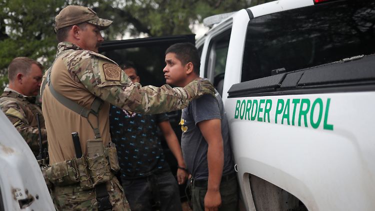 Mitglieder der US-Grenzkontrolle halten in Texas illegale Migranten aus Guatemala auf.