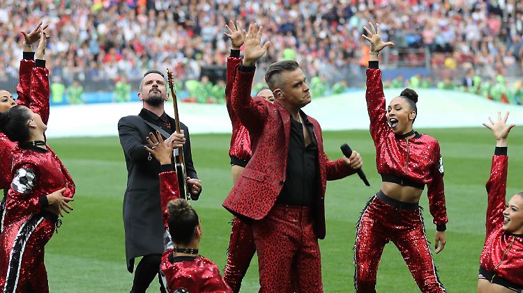 Hier hielt sich der Sänger noch brav an seine Choreographie: Robbie Williams bei der WM-Eröffnung.