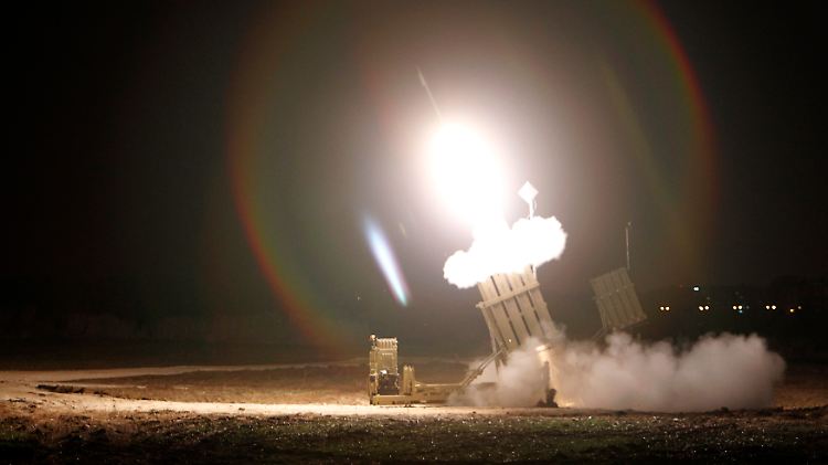 Hightech-Abwehrsystem "Iron Dome": Aus einem Startbehälter steigt eine israelische Abfangrakete auf (Archivbild).