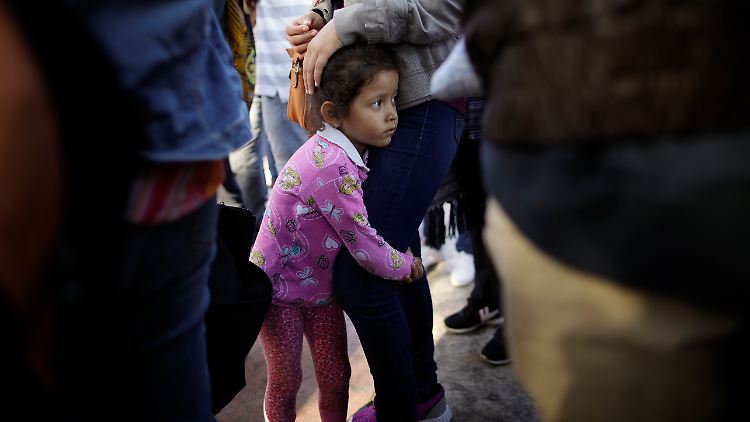 An der Grenze zu Mexiko klammert sich ein Mädchen an das Bein seiner Mutter. Die Trennung von Familien an der Grenze löst auch im Inneren der USA Wut und Entsetzen aus.