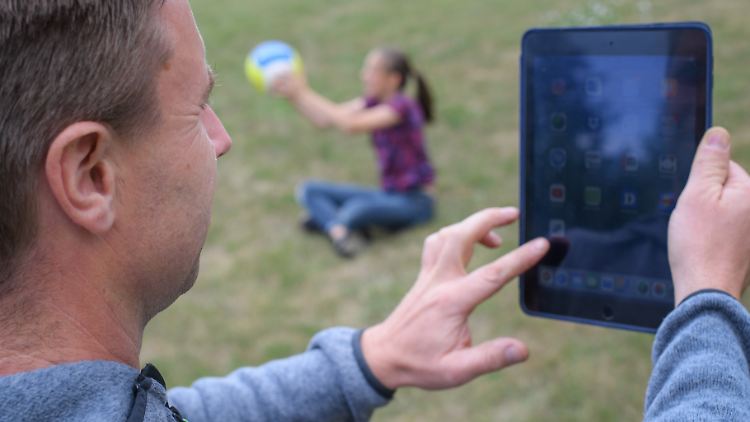 Studien zufolge verbringen  US-Eltern neun Stunden pro Tag vor TV, Computer, Tablet oder Smartphone.