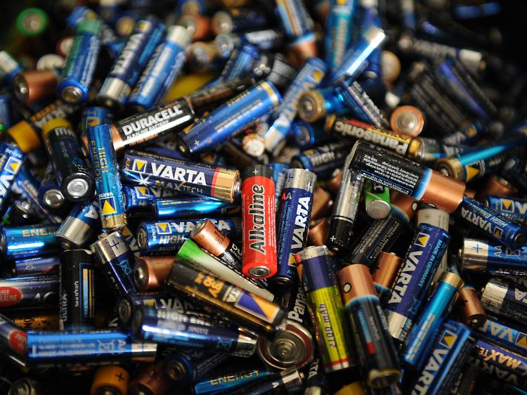 Verbraucher in Deutschland bringen nur knapp die Hälfte der verkauften Gerätebatterien zurück.