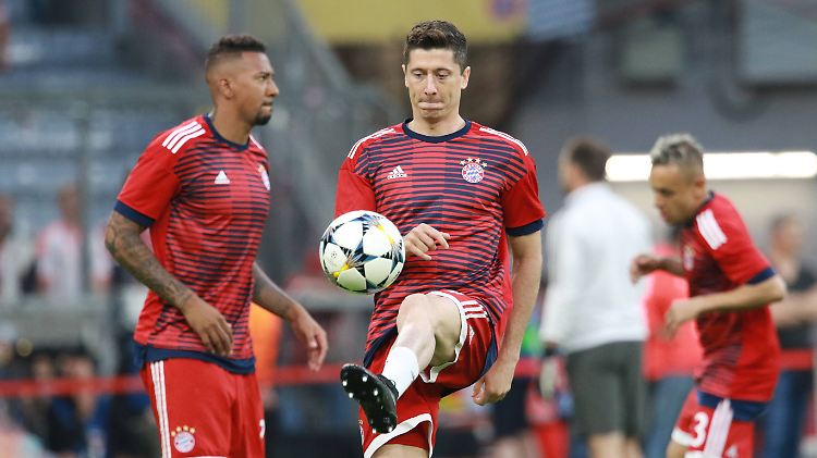 Stehen beim FCB gemeinsam unter Vertrag und im Rampenlicht des Wechseltheaters: Boateng und Lewandowski.
