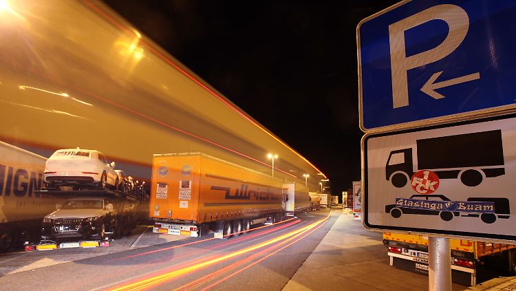 Zuletzt wurde die junge Frau gesehen, als sie an einer Tankstelle in einen Laster stieg.