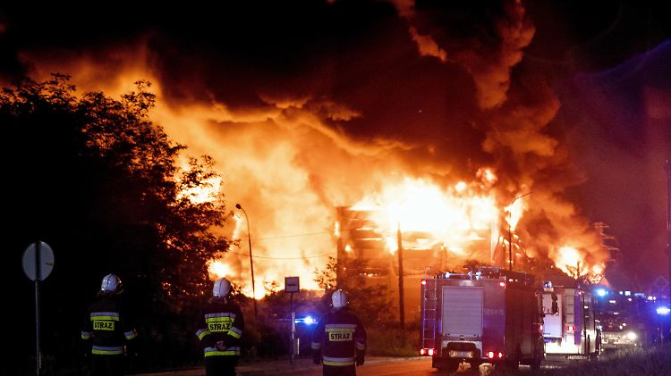 50.000 Tonnen illegaler Müll stehen vor knapp einem Monat im polnischen Trzebin in Flammen.