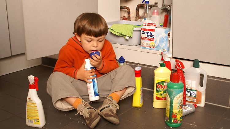 Im Alltag lauern viele Gefahren auf Kinder - zumindest vor den finanziellen Folgen von Unfällen können manche Versicherungen schützen.   