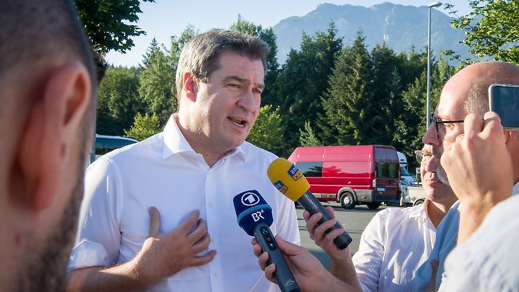 Per Auto reist Söder nach Linz, um Österreichs Kanzler Kurz zu treffen.