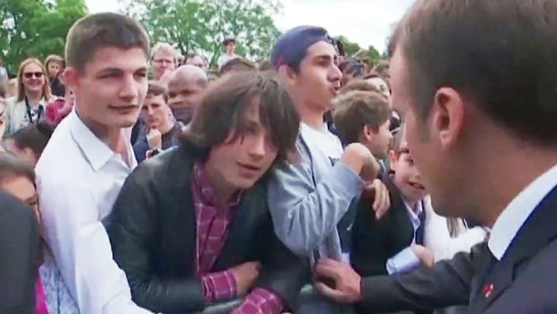 Macron Schüler.JPG