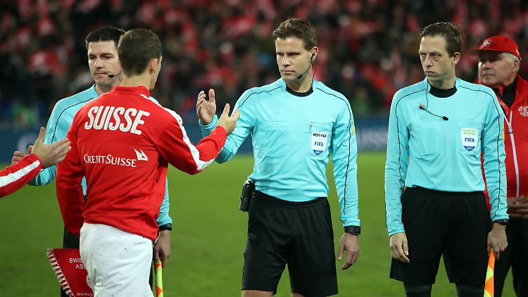 Pfiff die Schweiz in der Qualifikation und darf bei ihrem Spiel nun endlich auch im Turnier ran: Dr. Felix Brych (m).