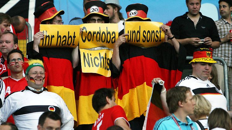 Auch Jahrzehnte nach der "Schmach von Cordoba" erhitzt die denkwürdige Partie zwischen Österreich und Deutschland die Fan-Gemüter.
