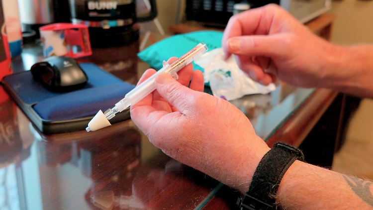 Spritze mit Nasenzerstäuber mit einer Arznei, die den Wirkstoff Naloxon enthält. Naloxon, auch unter seinem Markennamen "Narcan" bekannt, blockiert bei einer Opioid-Überdosis die entsprechenden Rezeptoren im Gehirn und kann innerhalb von Sekunden Leben retten.