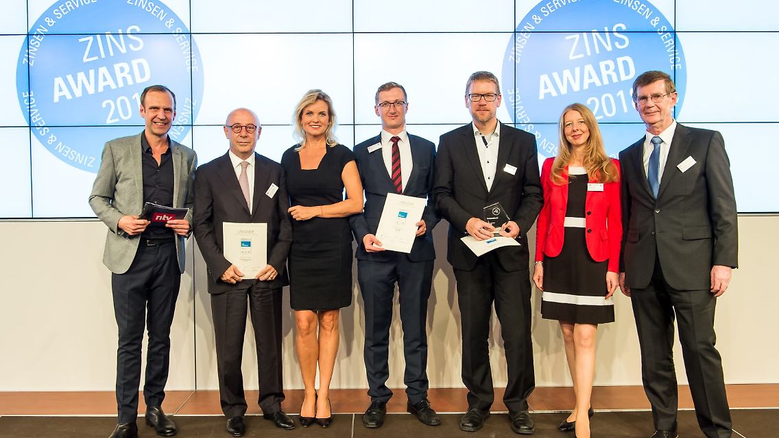 Torsten Knippertz und Carola Ferstl vergeben die ersten Zins-Awards.