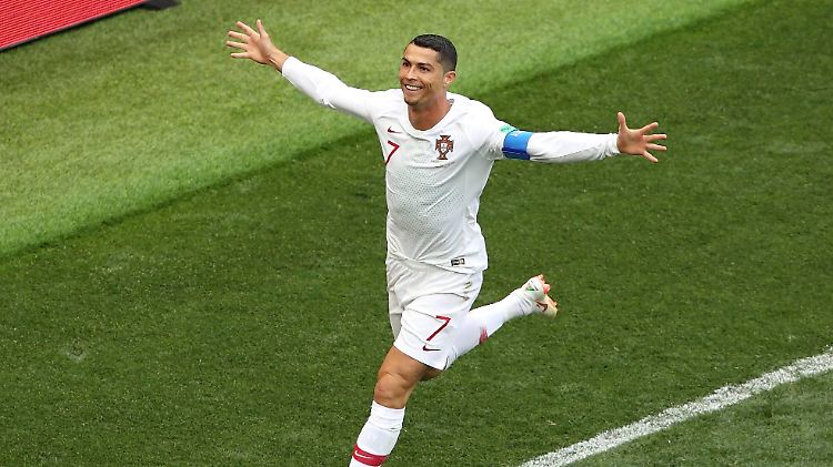 Mit Ziegenbärtchen - Cristiano Ronaldo bejubelt seinen Siegtreffer.