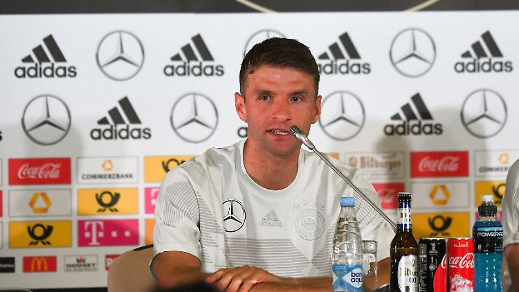 DFB-Nationalspieler Thomas Müller blickt positiv auf das Schweden-Spiel, auch wenn es hier nicht so aussieht.