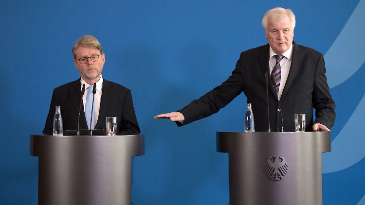 Horst Seehofer stellte den Bamf-Chef Hans-Eckard Sommer (links) in Berlin vor.