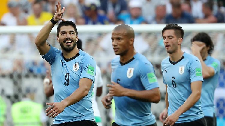 Luis Suárez (l.) hat Uruguay ins Achtelfinale der Fußball-WM geschossen. 