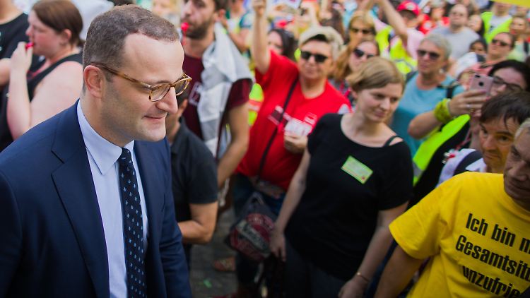 Jens Spahn besuchte während der Gesundheitsministerkonferenz der Länder eine Demonstration der Kranken- und Altenpfleger.
