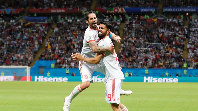Diego Costa (r.) hat Spanien gegen den Iran auf Achtelfinal-Kurs gebracht.