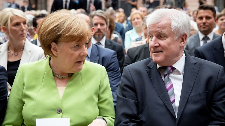 CSU-Bundesinnenminister Horst Seehofer hat Bundeskanzlerin Angela Merkel schlechten Stil im koalitionsinternen Umgang vorgeworfen.