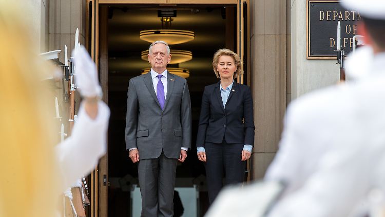 James Mattis und Ursula von der Leyen beim Empfang im Pentagon.