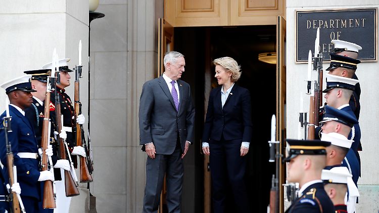 US-Verteidigungsminister James Mattis und Bundesverteidigungsministerin Ursula von der Leyen vor dem Pentagon. 