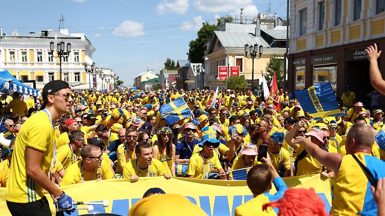 Unangemeldet und unbehelligt: Fußballfans versammeln sich scharenweise - und niemand greift ein.