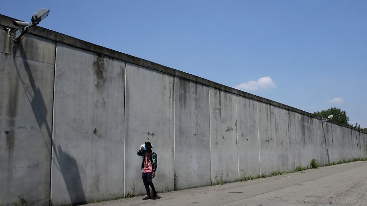 Mauer eines Flüchtlingslagers außerhalb von Mailand.