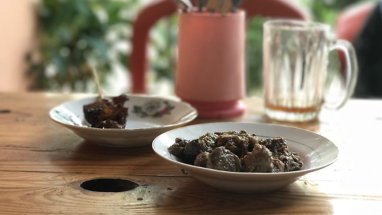 Eine Schüssel mit Hundefleisch-Gulasch, serviert allerdings in Indonesien (Archivfoto).