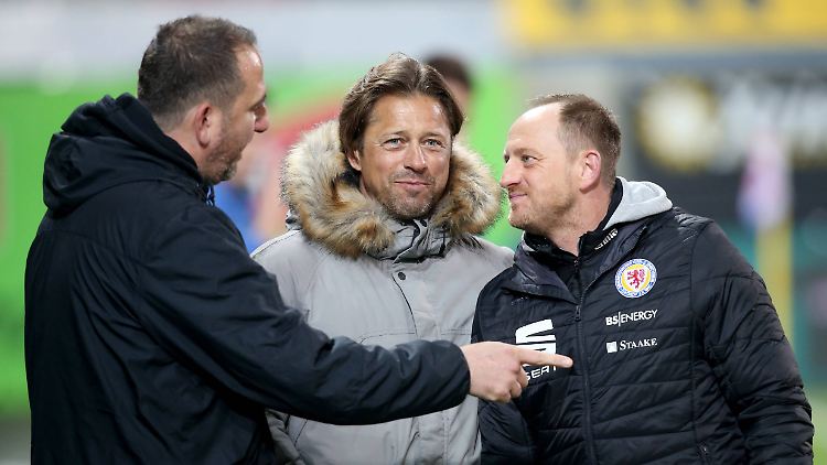 Helgi Kolvidsson im Januar mit Heidenheim-Coach Frank Schmidt (l) und Braunschweigs Thorsten Lieberknecht (r).