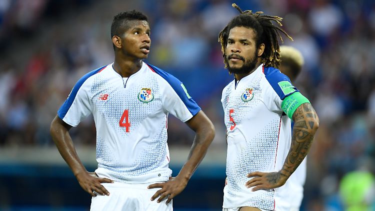 Panamas Kapitän Roman Torres (r) hat als Kind Fische verkauft. Heute ist er ein Volksheld, nachdem er sein Team mit dem entscheidenden Tor gegen Costa Rica erstmals zur WM geschossen hat. 