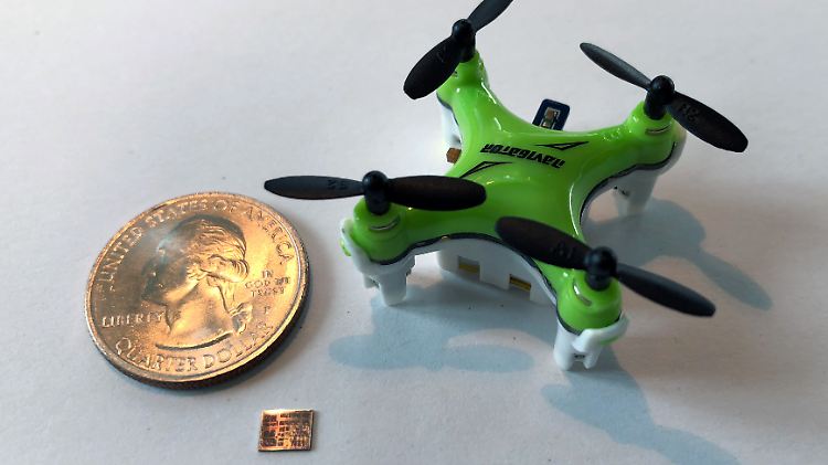 Der "Navion"-Chip im Vergleich zu einem amerikanischen 25-Cent-Stück und einer Mini-Drohne.