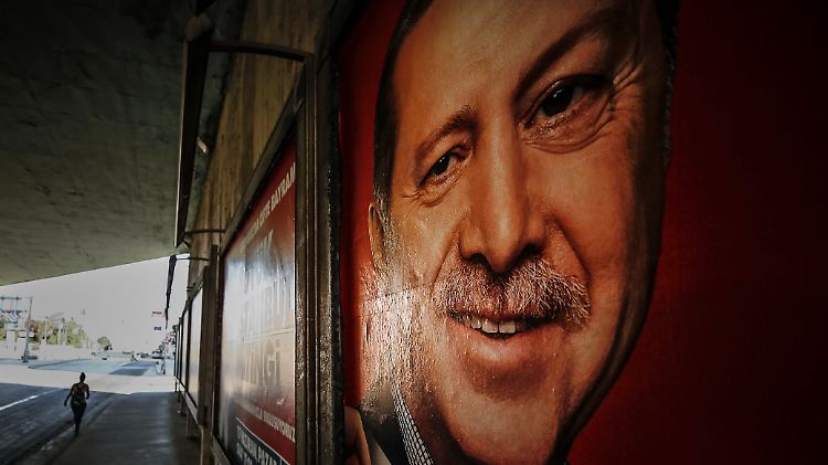 Ein Wahlplakat wirbt in Istanbul für den türkischen Präsidenten Erdogan. 