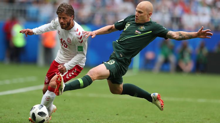 Lasse Schöne (l.) und Australiens Aaron Mooy schenken sich keine Zentimeter. 