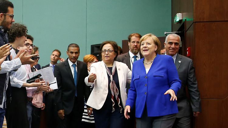 Kanzlerin Angela Merkel lässt sich in Jordanien beklatschen. 