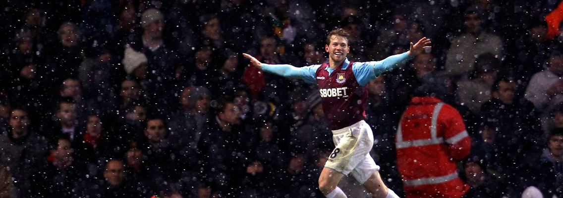 Der zweite Streich: West Hams Jonathan Spector feiert.