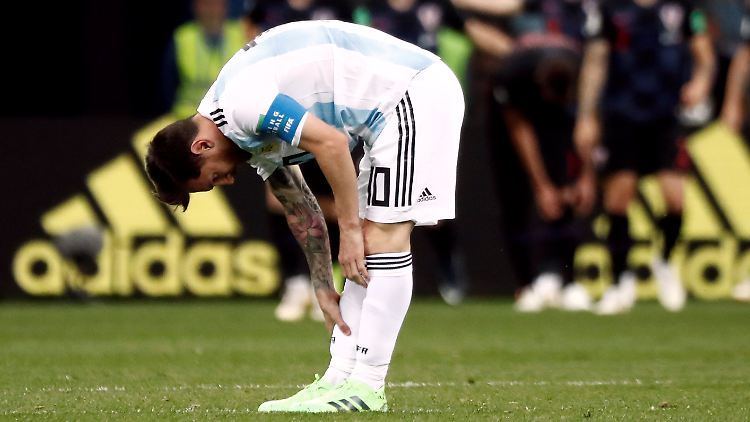 Gebeugt und gepeinigt: Lionel Messi und seine Argentinier blamieren sich gegen Kroatien.
