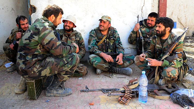 Syrische Soldaten machen eine Pause in Ost-Ghuta (Archivbild).