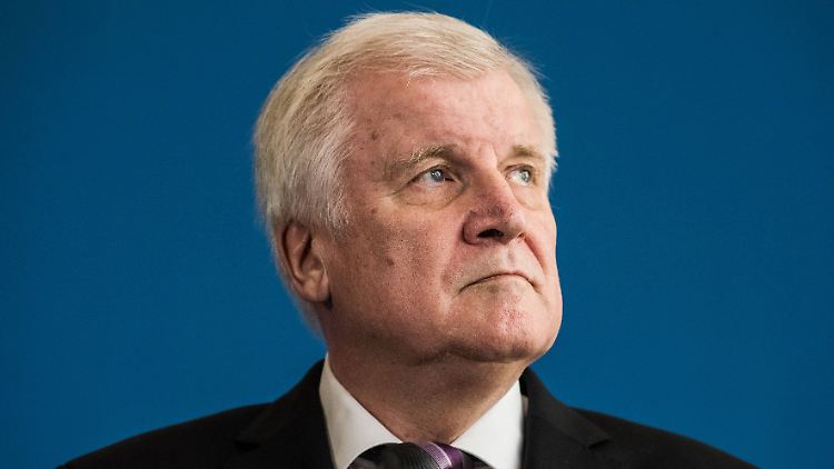 "Jetzt ist Zeit für Entscheidungen" - CSU-Chef Seehofer gibt sich im Asylstreit entschlossen.