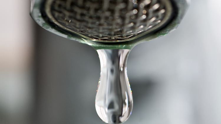 Mieter und Hausbesitzer sollten ihre jeweilige Police prüfen, wie Wasserschäden konkret versichert sind.