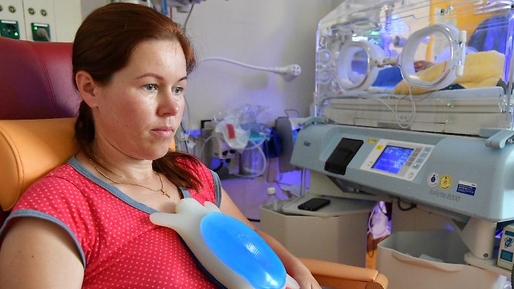 Per Funk werden im St. Joseph Krankenhaus in Berlin Stimme, Herzschlag und Atembewegung von der Mama in den Brutkasten zu Stefan übertragen. 